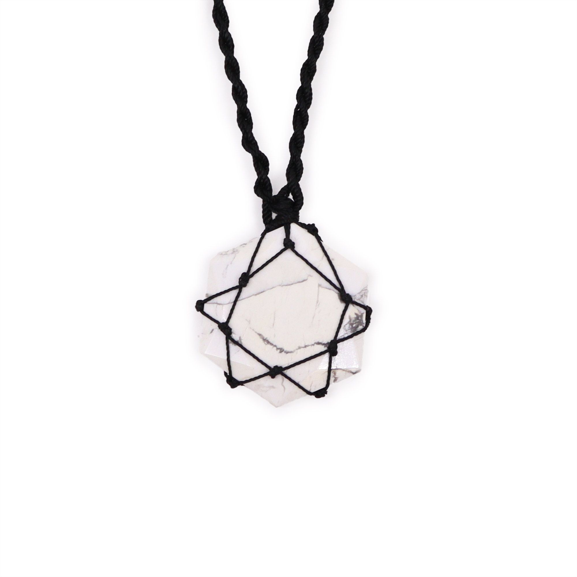Hexagonový prívesok z bieleho howlitu