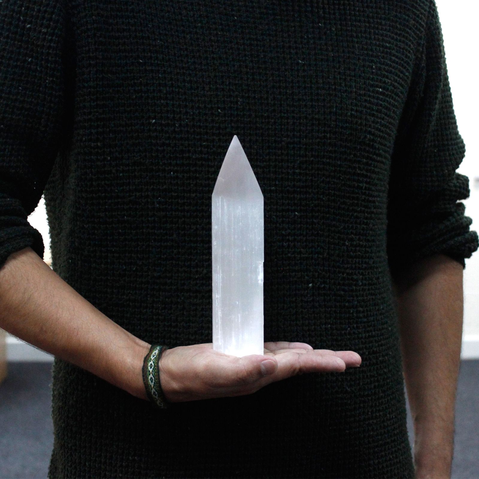 Veža zo selenitu v tvare ceruzky – 20 cm