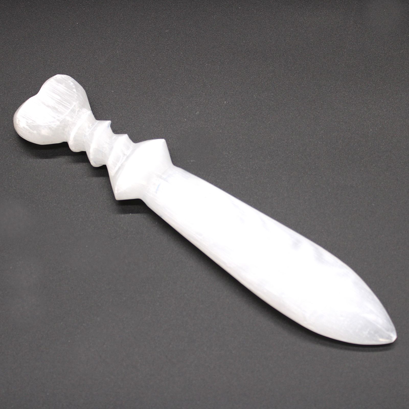 Veľký rituálny nôž zo selenitu – Spirála (25 cm)