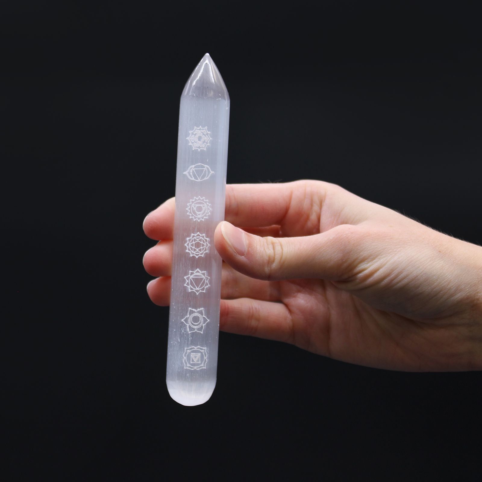Selenitová tyčinka – (s hrotom na jednom konci) 7 čakier (14–16 cm)