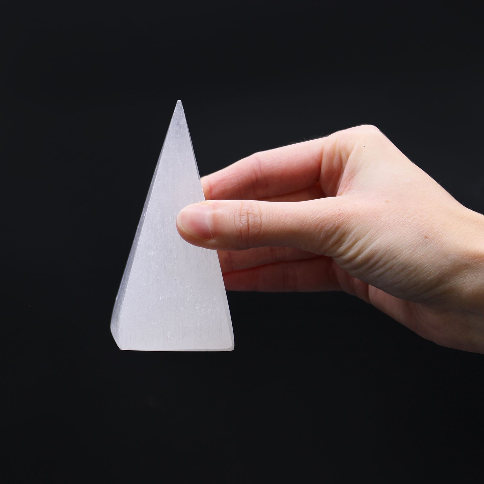 Pyramída zo selenitu – 10 cm
